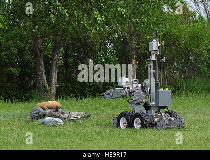 Un Northrop-Grumman Remotec Andros F-6un robot commandé à distance par les membres de la 5e Escadron de Génie Civil des explosifs et munitions, rend sa première approche de la simulation d'un engin explosif au cours d'un exercice ici le 6 juin. L'Andros F-6A est utilisée par le personnel de NEM à la SCÉ 5ème zones recon ne sont pas dégagés pour les droits de l'entrée et le désarmement des engins explosifs. Ce sont des exercices comme la formation indispensable Outils utilisés tout au long de l'année pour assurer le personnel de l'escadre sont formés pour fournir sûrs, sécuritaires, efficaces et activités nucléaires classiques tel que mandaté par Air Force Global Strike Command Banque D'Images