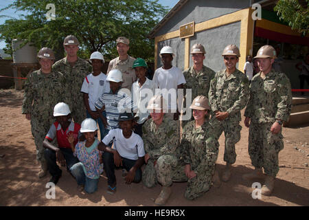 DIRE DAWA, Ethiopie (22 mai 2012) - Contre-amiral de la Marine américaine Michael Franken, Combined Joint Task Force - commandant de la Corne de l'Afrique, pose avec les étudiants locaux à partir de la Gende Gerada École primaire et de la construction navale de l'US Navy Seabees Trois Bataillon mobile qui ont terminé la construction du nouveau bâtiment de l'école et deux latrines. Les aidants sont des étudiants (en haut à gauche à droite) Abdurehim Nasir, Anwar Tayir, Fouad Mohammed, Mohammed, Jems (en bas de gauche à droite) Ramzii Ahamed, Amir Abdi et Eremyas Haile. Le personnel américain et de l'Éthiopie se sont réunis pour l'immeuble de dévouement et de cérémonie ici peuvent Banque D'Images