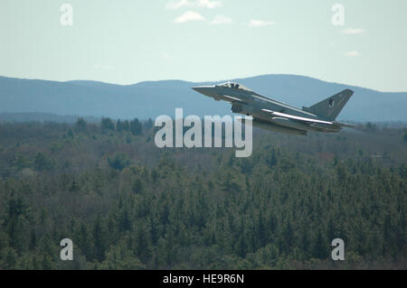 La Royal Air Force F2 Typhoon fighter sort de Westover 31 mars. Les appareils britanniques a été l'un des trois avions de la RAF qui s'est rendue à Westover pour un séjour d'une nuit avant le départ pour la Californie. Service d'alerte transitoire de Westover, longues pistes, et la proximité de l'Europe sont parmi les raisons pour lesquelles des aéronefs étrangers et ceux des autres services armés américains transit souvent la base. La transitoire Westover alerter le personnel a accueilli plus de 420 passagers et des avions civils et militaires à l'étranger en 2008. Tech. Le Sgt. Andrew Biscoe) Banque D'Images