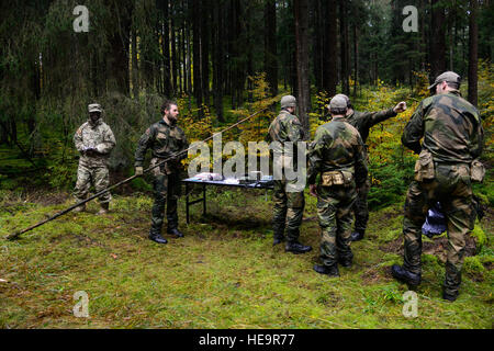 Le sergent de l'armée américaine. Stephen Domfe (à gauche), affecté à la 2e, 5e Brigade du signal de commande du signal, grades soldats norvégiens construire un champ utile dans le cadre de l'antenne de l'équipe Sniper meilleur compétition à la 7ème commande d'entraînement de l'armée, du secteur d'entraînement Grafenwoehr, Bavière, Allemagne, le 25 octobre 2016. L'Escouade Sniper mieux la concurrence est un stimulant de la concurrence l'Europe de l'armée les militaires de toute l'Europe de la concurrence et améliorer le travail d'équipe avec les alliés et les pays partenaires. La CPS. Emily Houdershieldt) Banque D'Images