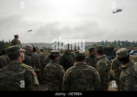 Des soldats américains et des soldats de diverses nations regardez comme UH-60 Black Hawk, effectués par des soldats américains, affecté à la 12e Brigade d'aviation de combat, passer par lors de la meilleure équipe de tireurs compétition à la 7ème commande d'entraînement de l'armée, du secteur d'entraînement Grafenwoehr, Bavière, Allemagne, le 23 octobre 2016. L'Escouade Sniper mieux la concurrence est un stimulant de la concurrence l'Europe de l'armée les militaires de toute l'Europe de la concurrence et améliorer le travail d'équipe avec les alliés et les pays partenaires. La CPS. Emily Houdershieldt) Banque D'Images