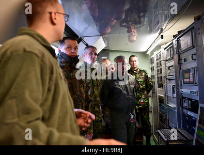 Hyde, Senior Airman Logan 24e escadron du Renseignement segment d'acquisition de données, l'opérateur explique les capacités de l'Eagle Vision Un programme à un groupe de dirigeants de six soldats des forces de l'air différentes nations dans toute l'Europe à la base aérienne de Ramstein, en Allemagne, le 23 février 2015. Le groupe des leaders s'inclus le chef de la master sergeant et roumaine Estonian Air Forces canadiennes et d'autres dirigeants de l'allemand, italien, slovène et le Royaume-Uni a visité les forces aériennes du Ramstein avant de participer à la communauté militaire Kaiserslautern le First Sergeant First Sergeant du Conseil Symposium. St Banque D'Images