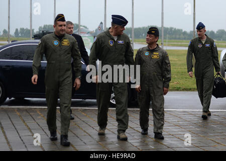 U.S. Air Force Le général Frank Gorenc, les forces aériennes américaines en Europe et de l'air, commandant de l'Afrique aux États-Unis et s'entretient avec les dirigeants de l'Armée de l'air Bulgare après son arrivée à Graf Ignatievo Air Base, Bulgarie, le 11 mai 2015. Gorenc visité la base de parler avec les É.-U. et des aviateurs bulgare au sujet de la formation conjointe fait partie d'un package de sécurité Théâtre déploiement d'aviateurs de la Force expéditionnaire du 159e Escadron de chasse. Gustavo Castillo Senior Airman Banque D'Images