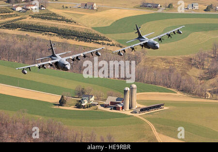 Une nouvelle ère est inauguré pour la 193e Escadre d'opérations spéciales Pennsylvania Air National Guard le 28 mars 2006 que ce-130E et EC-130J pour prendre l'avion solo commando les skys sur le centre-sud de la Pennsylvanie pour la première et dernière fois ensemble. L e modèle, une ère au Viet Nam, l'aéronef fait place au nouveau modèle J dont les moteurs sont plus efficaces en permettant à l'appareil de voyager plus loin, plus rapide et plus importante qu'avant, une grande capacité pour la diffusion de la 193ème mission ÉNONCÉ DES TRAVAUX. (Publié) (Air Force SSgt Matt D. Schwartz) Banque D'Images