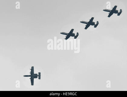 Quatre A-10 Thunderbolt II voler en formation sur Osan Air Base, République de Corée, le 23 août, 2016. L'A-10, tous affectés à la 25e Escadron de chasse, revenir à la base après avoir volé une sortie de formation, et se poursuivra toute la semaine des sorties de vol dans le cadre de l'exercice Beverly troupeau 16-2. Victor J. Senior Airman Caputo) Banque D'Images