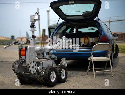 Andros une F6 robot est utilisé pour transmettre des informations à une équipe de neutralisation des explosifs et affecté à la 51e Escadron de génie civil au cours de l'effort du troupeau Beverly 16-2 à Osan Air Base, République de Corée, le 23 août, 2016. Le robot utilise plusieurs caméras pour donner ses opérateurs une vue claire de ce qu'ils travaillent sur, et l'usage des aviateurs de NEM comme ces exercices pour perfectionner leurs compétences techniques. Victor J. Senior Airman Caputo) Banque D'Images