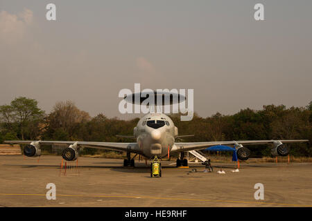 Un U.S. Air Force E-3B Sentry participe à l'exercice Cope 15 Tigre à Korat Royal Air Force Base, Thaïlande, 10 mars 2015. CT15 comprend 22 unités de vol total et plus de 1 390 membres du personnel de trois pays et poursuit la croissance de strong, interopérables et bénéfique des relations au sein de la région Asie-Pacifique par l'intégration de l'aéroporté et des actifs de commandement et de contrôle. Un membre de la 1re classe Taylor Reine Banque D'Images