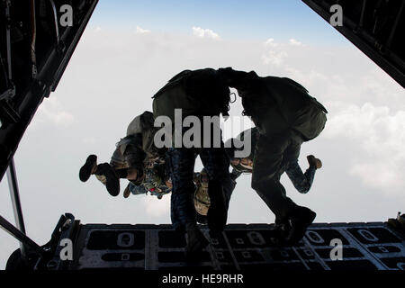 Les forces américaines et de l'air thaïlandaise effectuer une ouverture faible à haute altitude à partir d'un saut C-130 aux États-Unis au cours de l'exercice composer Tiger 15 près de Udon, Thaïlande, 11 mars 2015. CT15 comprend 22 unités de vol total et plus de 1 390 membres du personnel de trois pays et poursuit la croissance de strong, interopérables et bénéfique des relations au sein de la région Asie-Pacifique par l'intégration de l'aéroporté et des actifs de commandement et de contrôle. Un membre de la 1re classe Taylor Reine Banque D'Images