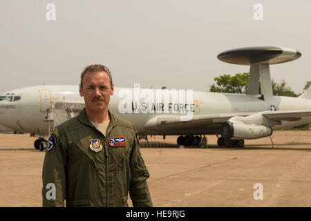 Le Lieutenant-colonel de l'US Air Force Trey Coleman, commandant d'un E-3 Sentry, pose pour une photo lors de l'exercice composer Tiger Korat, Thaïlande, 17 mars 2015. CT15 comprend 22 unités de vol total et plus de 1 390 membres du personnel de trois pays et poursuit la croissance de strong, interopérables, et bénéfique des relations au sein de la région Asie-Pacifique par l'intégration de l'aéroporté et des actifs de commandement et de contrôle. Un membre de la 1re classe Taylor Reine Banque D'Images