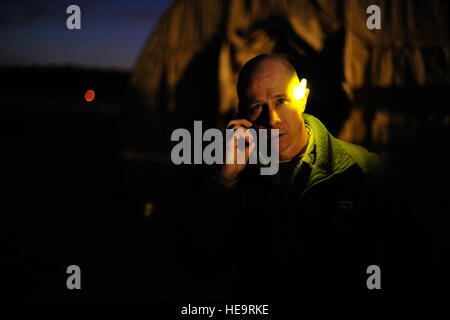 JOINT BASE MCGUIRE-DIX-Lakehurst, New Jersey. -- U.S. Air Force Colonel David Kuenzli 817e commandant du Groupe d'intervention d'urgence, les pourparlers sur un téléphone cellulaire à Lakehurst lors de la commande de transport Groupe de travail conjoint de l'exercice de validation Eagle Flag 13-2 Le 19 mars 2013. Kuenzli, 100 aviateurs du CRG 817 et 50 soldats de l'armée américaine de la 690th Port rapide, basé à l'élément joint Base Langley-Eustis, en Virginie, ont été simulant la création d'un numéro de port de débarquement dans un pays fictif. Tech. Le Sgt. Gyokeres Parker Banque D'Images