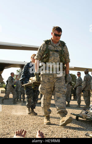 U.S. Air Force, de l'armée et de la marine , personnel médical, d'une simulation de conduite des exercices d'évacuation aéromédicale blessés, tout en participant à l'exercice 2012 GLOBAL MEDIC et exercice guerrier (WAREX) 91 12-01. GLOBAL MEDIC est un exercice de formation conjointe sur le terrain pour le théâtre et la masse des systèmes d'évacuation aéromédicale composants médicaux conçus pour reproduire tous les aspects de la lutte contre le service médical de soutien. WAREX unités participantes donne l'occasion de répéter une des manoeuvres militaires tactiques telles que la sécurité, les opérations de convoi et réaction rapide au cours des exercices d'attaque ennemie aviateur Senior Juan A. Du Banque D'Images