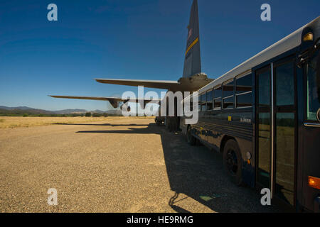 Une ambulance de l'Oiseau Bleu dos bus jusqu'à un C-130 Hercules pour décharger les patients simulés par l'US Air Force, de l'armée et de la marine , personnel médical, tout en menant un grand nombre de blessés scénario d'évacuation aéromédicale, tout en participant à l'exercice 2012 GLOBAL MEDIC et exercice guerrier (WAREX) 91 12-01. GLOBAL MEDIC est un exercice de formation conjointe sur le terrain pour le théâtre et la masse des systèmes d'évacuation aéromédicale composants médicaux conçus pour reproduire tous les aspects de la lutte contre le service médical de soutien. WAREX unités participantes donne l'occasion de répéter une des manoeuvres militaires tactiques telles que la sécurité, l'op de convoi Banque D'Images