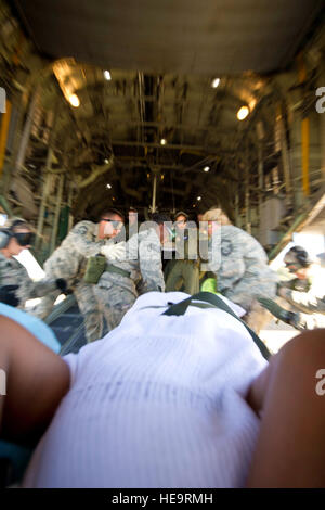 U.S. Air Force, de l'armée et de la Marine, le personnel médical à simuler un scénario d'évacuation aéromédicale comportant un grand nombre de blessés, et de la charge sur les patients d'un Hercules C-130, tout en participant à l'exercice 2012 GLOBAL MEDIC et exercice guerrier (WAREX) 91 12-01. GLOBAL MEDIC est un exercice de formation conjointe sur le terrain pour le théâtre et la masse des systèmes d'évacuation aéromédicale composants médicaux conçus pour reproduire tous les aspects de la lutte contre le service médical de soutien. WAREX unités participantes donne l'occasion de répéter une des manoeuvres militaires tactiques telles que la sécurité, les opérations de convoi et réaction rapide exercices pendant simu Banque D'Images