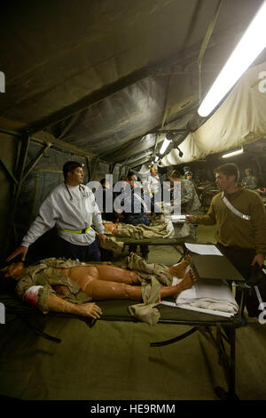 U.S. Air Force, de l'armée, la Marine et le personnel médical d'une simulation de triage des patients blessés à un hôpital de campagne situé à la base d'opérations avancée 8-Juliette, pendant l'exercice 2012 GLOBAL MEDIC et exercice guerrier (WAREX) 91 12-01, Fort Hunter Liggett, Californie, le 23 juin 2012. GLOBAL MEDIC est un exercice de formation conjointe sur le terrain pour le théâtre et la masse des systèmes d'évacuation aéromédicale composants médicaux conçus pour reproduire tous les aspects de la lutte contre le service médical de soutien. Warrior exercice permet aux unités participantes une occasion de répéter un des manoeuvres militaires tactiques telles que la sécurité, les opérations de convoi et Banque D'Images