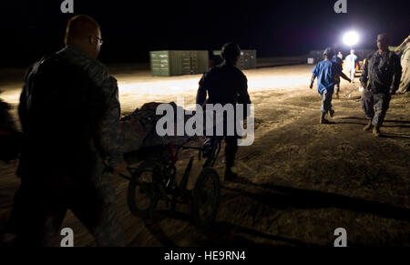 L'armée américaine et de la Marine de transport de personnel d'un soldat américain a reçu d'un UH-60 Évacuation médicale pour blessures simulées dans un hôpital de campagne au cours de l'exercice guerrier (WAREX) 91 12-01 et de l'exercice GLOBAL MEDIC à Fort Hunter Ligget, Californie, le 22 juin 2012. WAREX unités participantes donne l'occasion de répéter des manœuvres militaires et tactiques, telles que la sécurité, les opérations de convoi et réaction rapide exercices pendant les attaques ennemies simulées. GLOBAL MEDIC est un exercice de formation conjointe sur le terrain pour le théâtre et la masse des systèmes d'évacuation aéromédicale composants médicaux conçus pour reproduire tous les aspects de Banque D'Images