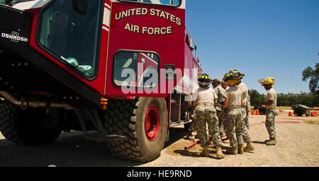 Les pompiers de l'US Air Force de la 624th escadron de Génie Civil, Hickam Air Force Base, Texas, et les pompiers de l'Armée de la 306e détachement du génie, Joint Base Lewis-McChord, Yakima Training Centre, Washington, effectuer de la formation au cours de l'exercice infirmier à l'échelle mondiale, le 14 juin 2012, Fort Hunter Ligget, Californie GLOBAL MEDIC est un exercice de formation conjointe sur le terrain pour le théâtre et la masse des systèmes d'évacuation aéromédicale composants médicaux conçus pour reproduire tous les aspects de la lutte contre le service médical de soutien. Airman Senior Juan A. Dueñas. Banque D'Images