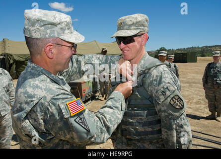 Le brigadier de l'armée américaine. Gen, Bryan Kelly, gauche, commandant général de l'état de préparation et de formation médicale, commande Fort Sam Houston, Texas, prix de la médaille du service méritoire au Major Shaun Stevens du 7302Nd Bataillon de soutien de formation médicale, pour la mobilisation de l'expertise inégalée, le 23 juin 2012 lors de l'exercice 2012 GLOBAL MEDIC. Exercice GLOBAL MEDIC 2012 est un exercice annuel de formation conjointe sur le terrain pour le théâtre et la masse des systèmes d'évacuation aéromédicale composants médicaux conçus pour reproduire tous les aspects de la lutte contre le service médical de soutien. Tech. Le Sgt. Erica J. Knight Banque D'Images