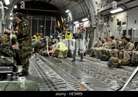 United States Air Force et de la Royal New Zealand Air Force airmen travaillent ensemble pour charger un U.S. Air Force C-17 Globemaster III en vue d'une livraison aérienne et de transport de personnel pendant l'exercice au drapeau Kiwi RNZAF Base Ohakea, Nouvelle-Zélande, le 21 novembre. La RNZAF et le personnel de l'Armée de Nouvelle-Zélande sont transportées vers l'île Sud de la Nouvelle-Zélande à l'appui d'un autre exercice. Kiwi est un drapeau néo-multilatéral a parrainé le transport aérien tactique, mené à la Nouvelle-Zélande. La Royal Australian Air Force, Force aérienne de la République de Singapour, et les Forces armées françaises de Nouvelle-Calédonie a également participé. Kiwi Banque D'Images