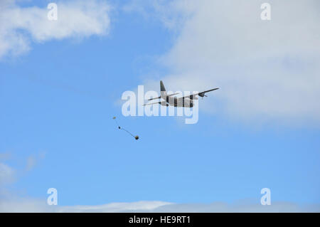 OHAKEA, Nouvelle-Zélande -- une République de forces armées de Singapour l'équipage du Hercules C-130 déploie une palette de marchandises sans un parachute d'extraction pendant l'exercice au 14 novembre Drapeau Kiwi la New Zealand Defence Force Raumi Drop Zone près de Ohakea, Nouvelle-Zélande. La technique nécessite de déployer le parachute après qu'il est libéré de la rampe, à la différence de l'équipement lourds diminue. Un parachute d'extraction est déployée avant la libération du fret dans une chute il ; il utilise un courant d'air pour extraire le parachute principal dans l'air derrière l'avion qui, par la suite, tire la palette à partir de la rampe. L'avion-cargo dropp Banque D'Images