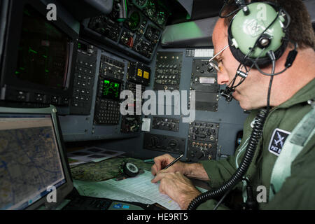 Le Lieutenant-colonel de l'US Air Force Patrick Baskerville, Hercules C-130 navigator avec la 914e Airlift Wing, Station de la Réserve aérienne de Niagara Falls (New York), les registres des postes de navigation de vol pour garder l'équipement d'une station mission pendant l'exercice Maple Flag 47 à Edmonton/Cold Lake, Alberta, Canada, le 26 mai 2014. L'exercice Maple Flag est un exercice international conçu pour améliorer l'interopérabilité des équipages de C-130, de la maintenance et de l'appui des spécialistes dans un environnement de combat simulé. Le sergent-chef. John R. Nimmo, Sr. Banque D'Images