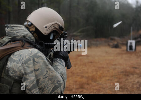 Un aviateur de la caméra de combat ultime marqueur pousses formation ronde avec une carabine M4 pendant l'exercice 2015, au nord de l'objectif de Scorpion aérodrome auxiliaire, S.C., le 9 février 2015. Scorpion exercice objectif est un exercice annuel conçu pour valider la capacité des aviateurs de la caméra de combat de l'Armée de l'air de survivre, d'exploiter et de fournir des capacités d'imagerie réalisé dans un environnement austère y compris en présence d'armes chimiques, biologiques, radiologiques et nucléaires la contamination. Les aviateurs de la caméra de combat le document a gamme d'opérations militaires à l'appui des hauts dirigeants et les commandants de combat. Le s.. Jonathan Snyde Banque D'Images