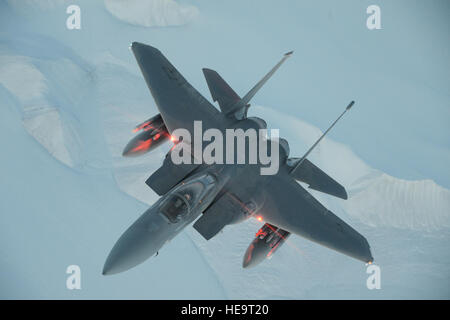 Un United States Air Force F-15C Eagle à la 144e Escadre de chasse, California Air National Guard survole l'Arctique au cours de l'exercice Vigilant Shield 16 Octobre, 2015, 22. 15-26 octobre 2015, environ 700 membres des forces armées canadiennes, la United States Air Force, la marine des États-Unis, et l'United States Air National Guard se déploient à Iqaluit, Nunavut, et la 5e Escadre Goose Bay, Terre-Neuve et Labrador pour l'exercice Vigilant Shield 16. Le sergent-chef. David J. Loeffler/libérés) Banque D'Images