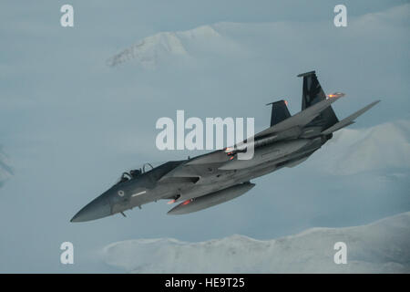 Un United States Air Force F-15C Eagle à la 144e Escadre de chasse, California Air National Guard survole l'Arctique au cours de l'exercice Vigilant Shield 16, 22 octobre 2015. 15-26 octobre 2015, environ 700 membres des forces armées canadiennes, la United States Air Force, la marine des États-Unis, et l'United States Air National Guard se déploient à Iqaluit, Nunavut, et la 5e Escadre Goose Bay, Terre-Neuve et Labrador pour l'exercice Vigilant Shield 16. Le sergent-chef. David J. Loeffler/libérés) Banque D'Images