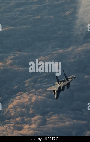 Un United States Air Force F-15C Eagle à la 144e Escadre de chasse, California Air National Guard vole au-dessus de l'Arctique canadien au cours de l'exercice Vigilant Shield 16, 22 octobre 2015. 15-26 octobre 2015, environ 700 membres des forces armées canadiennes, la United States Air Force, la marine des États-Unis, et l'United States Air National Guard se déploient à Iqaluit, Nunavut, et la 5e Escadre Goose Bay, Terre-Neuve et Labrador pour l'exercice Vigilant Shield 16. Le sergent-chef. David J. Loeffler) Banque D'Images