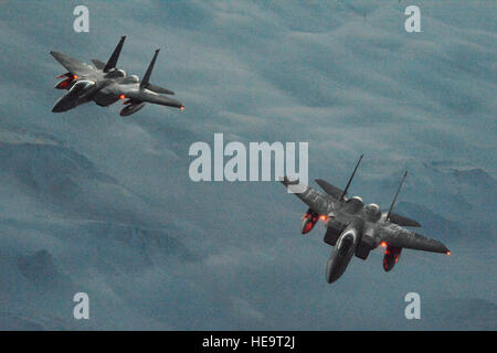 Deux United States Air Force F-15C Eagle de la 144e Escadre de chasse, California Air National Guard voler haut au-dessus de l'Arctique canadien au cours de l'exercice Vigilant Shield 16, 22 octobre 2015. 15-26 octobre 2015, environ 700 membres des forces armées canadiennes, la United States Air Force, la marine des États-Unis, et l'United States Air National Guard se déploient à Iqaluit, Nunavut, et la 5e Escadre Goose Bay, Terre-Neuve et Labrador pour l'exercice Vigilant Shield 16. Le sergent-chef. David J. Loeffler) Banque D'Images