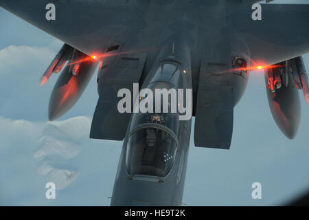 Un United States Air Force F-15C Eagle à la 144e Escadre de chasse, California Air National Guard vole au-dessus de l'Arctique canadien au cours de l'exercice Vigilant Shield 16, 22 octobre 2015. 15-26 octobre 2015, environ 700 membres des forces armées canadiennes, la United States Air Force, la marine des États-Unis, et l'United States Air National Guard se déploient à Iqaluit, Nunavut, et la 5e Escadre Goose Bay, Terre-Neuve et Labrador pour l'exercice Vigilant Shield 16. Le sergent-chef. David J. Loeffler) Banque D'Images