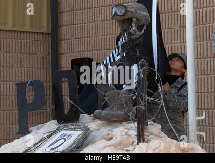 Airman Senior Vanessa Dominguez soulève la Ligue américaine des familles des prisonniers de guerre et disparus au drapeau d'action lors d'un POW/MIA cérémonie du souvenir à la 379e escadre expéditionnaire aérienne en Asie du Sud-Ouest, le 20 septembre 2013. Dominguez est un 379e Escadron de soutien de la Force expéditionnaire de l'honneur de base guardsman déployés de mars Air Reserve Base, en Californie, et un El Centro, en Californie, des autochtones. J. Jones Senior Airman Bahja) Banque D'Images