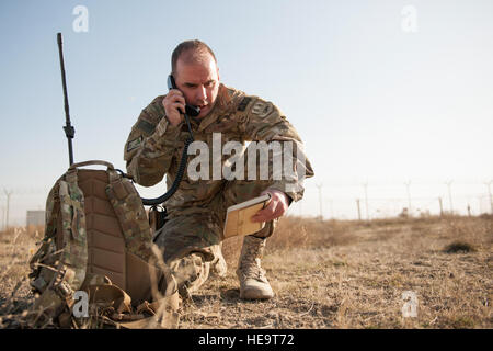 Un membre de la 83e Escadron de sauvetage expéditionnaire appels d'une ligne 9 demande l'évacuation médicale au cours d'un exercice à l'air de Bagram, en Afghanistan, le 23 janvier 2016. L'exercice a permis aux militaires de la 83e le QRE et Craig de l'hôpital interarmées de théâtre l'occasion de mettre en pratique leur réponse à des scénarios d'urgence. Tech. Le Sgt. Robert Cloys) Banque D'Images