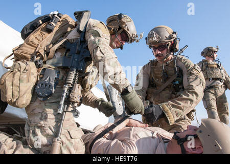 Pararescuemen de la 83e Escadron de sauvetage expéditionnaire strap Brig. Le général Dave Julazadeh 455 e, commandant de l'escadre expéditionnaire aérienne, à une portée comme il joue un blessé dans un exercice de dégagement d'air à Bagram, en Afghanistan, le 23 janvier 2016. L'exercice a permis aux militaires de la 83e le QRE et Craig de l'hôpital interarmées de théâtre ici une occasion de pratiquer leur réponse à des scénarios d'urgence. Tech. Le Sgt. Robert Cloys) Banque D'Images