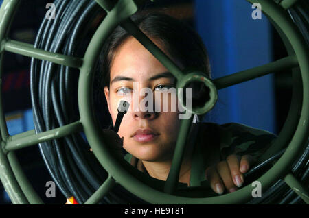 KADENA AIR BASE, Japon -- hauts Airman Kristina Paliwoda vérifie la fin d'un câble coaxial pour les dommages causés au cours d'une inspection ici. Il est un technicien en communications affecté à la 353e Escadron de soutien des opérations. (U.S. Avant d'air Master Sgt. Val Gempis) Banque D'Images