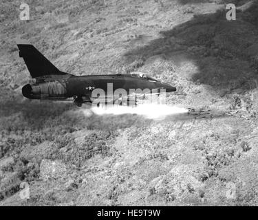 Une armée de l'air F-100D Super Sabre tire une salve de 2,75 pouces roquettes contre une position ennemie dans le Sud Vietnam. Super Sabre les pilotes sont connus pour leur exactitude au cours de bombardements et de mitrailler fonctionne avec le chasseur supersonique. Banque D'Images