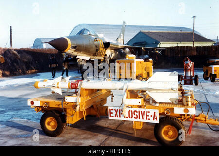 Un Sidewinder est chargé sur une République F-105D du 12e, 18e, TFS TET à Base aérienne Osan, en Corée, au cours de l'opération en 1968 Firefly en raison de l'incident de Pueblo. (U.S. Photo de l'Armée de l'air) Banque D'Images