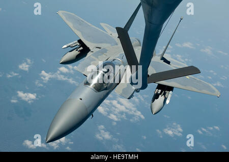 Un F-15C Eagle avion avec le 44e Escadron de chasse s'approche d'un KC-135 Stratotanker du 909e Escadron de ravitaillement en vol pour commencer une procédure de ravitaillement en vol, le 21 mars 2016, au large des côtes du Japon. La 44e et 909e FS ARS a effectué un ravitaillement en vol de l'exercice pour montrer comment le soutien pétrolier peut étendre et prolonger les opérations aériennes des Etats-Unis et de l'avions de la coalition. Peter Reft Senior Airman) Banque D'Images