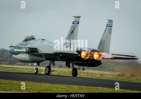 Un F-15C Eagle du 159th Expeditionary Fighter Squadron vole aux côtés de F-16 de la Royal Netherlands Air Force à la base aérienne de Leeuwarden, aux pays-Bas, pour mener une formation conjointe de l'OTAN et renforcer la sécurité régionale. Banque D'Images