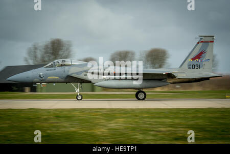 Un F-15C Eagle du 159th Expeditionary Fighter Squadron décolle de la base aérienne de Leeuwarden pour s’entraîner avec des F-16 de la Royal Netherlands Air Force, soutenant l’interopérabilité de l’OTAN et la sécurité régionale. Banque D'Images