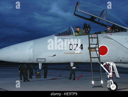 Un équipage de la Japan Air Self-Defense Force aérienne se prépare à quitter leur F-15DJ après 7 heures de vol à travers l'océan Pacifique à partir de la base aérienne d'Hyukari près de Tokyo. Les aviateurs sont JASDF participant à Red Flag Alaska, une multinationale de l'entraînement au combat aérien exercent sur la gamme Alaska Pacific complexe. Banque D'Images