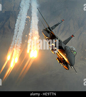 Un F-15E Strike Eagle de la 391e Escadron expéditionnaire à la base aérienne de Bagram, en Afghanistan, lance leurres de chaleur pendant le 15 décembre une mission de soutien de l'air sur l'Afghanistan. Le s.. Aaron Allmon) Banque D'Images
