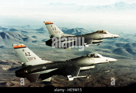 Photo aérienne de F-16s au cours de la matinée, désert de l'Arizona. Les avions sont à partir de la 162e Escadre de chasse, l'aéroport international de Tucson (Arizona) Banque D'Images