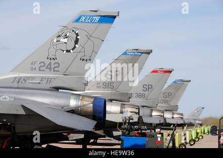 Trois F-16C Block 50 Fighting Falcon de Spangdahlem Air Base, de l'Allemagne arrivent à la 148e Escadre de chasse de la base de la Garde nationale aérienne, Duluth, Minn., 27 avril 2010. Les avions sont le premier bloc 50 F-16s pour arriver à l'aile, l'unité devient la première unité de la Garde nationale aérienne de convertir au bloc 50 avions du service actif de la Force aérienne. Tech. Le Sgt. Brett R. Ewald Banque D'Images