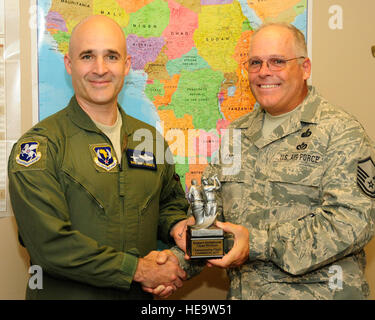 Le sergent-chef de l'US Air Force. David Cape, 110e groupe d'opérations aériennes, remporte le 19e tournoi de golf sur invitation de l'Est, qui a été accueilli par la Garde nationale de Caroline du Sud. Cape est présentée la première place par le colonel commandant trophée AOG David San Clemente, l'Air National Guard Base Battle Creek, Michigan, 29 juin 2011. Cap ont participé à ce tournoi qui a eu lieu à North Myrtle Beach, Caroline S. du 21 au 24 juin 2011 et ouvert à tous les retraités actuels et les membres de la Garde nationale, les membres de la famille et de la défense des civils. Tech. Le Sgt. David Eichaker/libérés) Banque D'Images