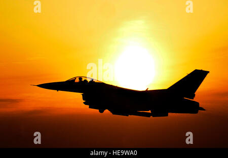 Un F-16 Fighting Falcon vole au-dessus de la Corée du Sud vol au cours d'un exercice dans le cadre d'un exercice de préparation opérationnelle à Kunsan Air Base le 20 mars 2012. Exercices aident à assurer les compétences et les capacités des opérateurs, d'entretien et les organismes de soutien de Kunsan AB peut fonctionner efficacement et en toute sécurité dans des conditions de guerre. Le s.. Rasheen A. Douglas) Banque D'Images