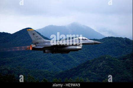 Un F-16 Fighting Falcon du 80e Escadron de chasse, Kunsan Air Base, République de Corée, décolle à Jungwon Air Base ROK, au cours de l'aile Buddy 15-6, Juillet 8, 2015. Dans un effort pour améliorer les États-Unis et la capacité de combat air ROKAF Aile Buddy, les exercices sont menés plusieurs fois tout au long de l'année sur la péninsule d'aiguiser l'interopérabilité entre les forces alliées afin que, si besoin est, ils sont toujours prêts à se battre comme une force combinée. Le s.. Nick Wilson Banque D'Images