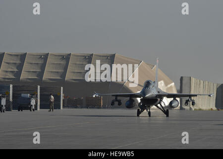 F-16 Fighting Falcons du taxi du 100th Expeditionary Fighter Squadron à l'aérodrome de Bagram, en Afghanistan, soutenant l'opération Enduring Freedom avec 24/7 opérations aériennes à partir de la 187th Fighter Wing, Montgomery. Banque D'Images