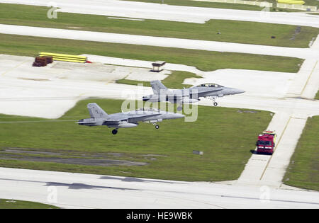 Deux Corps des Marines des États-Unis (USMC) F/A-18D Hornet, Marine Fighter Attack Squadron (tous les temps)-224 (VMFA(AW)-224), Iwakuni, Japon, décoller de Andersen Air Force Base (AFB), Guam, au cours de l'effort à faire face au nord. Faire face au nord est un exercice qui comprend des troupes de l'US Air Force, US Marines, et la formation de l'US Navy avec des troupes de l'auto-défense de l'air japonaise (JASDF). Banque D'Images