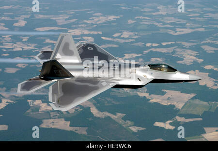 Plus de Virginie -- Lt Col James Hecker fournit le premier F/A-22 Raptor à son domicile permanent à Langley Air Force Base, Va. nombre de queue 3042 marque la première des 26 rapaces pour être livrés à la 27e Escadron de chasse. Tech. Le Sgt. Ben Bloker) Banque D'Images