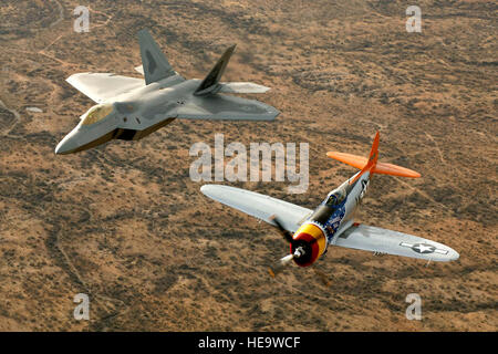 Une seconde guerre mondiale P-47 Thunderbolt et un F-22A Raptor de Langley Air Force Base, Va., volent en formation au-dessus de Tucson (Arizona), Dimanche 5 mars 2006, pendant la conférence sur le patrimoine de l'Air Combat Command à la base aérienne Davis-Monthan Air Force Base. Tom Gregory a volé la foudre et le lieutenant-colonel Michael Douche a volé le Raptor. Tech. Le Sgt. Ben Bloker) Banque D'Images